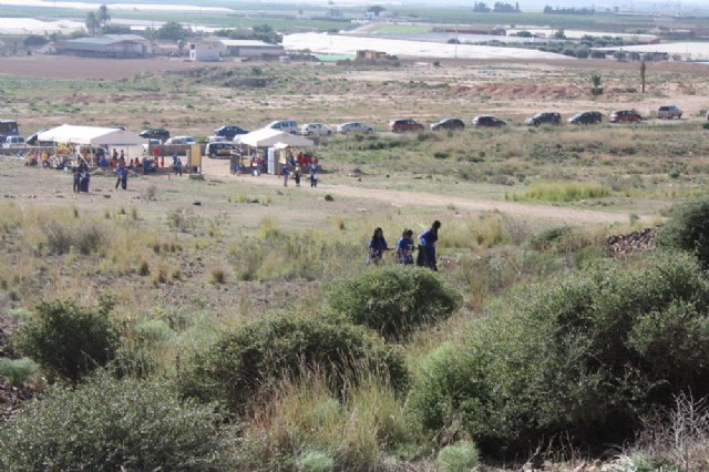 Unas 400 personas limpian del Cabezo Gordo de Torre Pacheco - 1, Foto 1