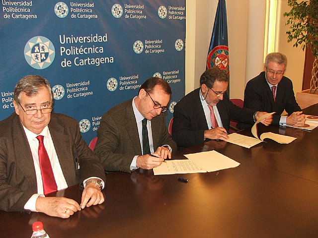 En la foto, de izquierda a derecha, el decano del Colegio de Ingenieros de Minas de Levante, Juan Manuel Manrubia; el rector Félix Faura; el vicedecano del Consejo Superior de Colegios de Ingenieros de Minas José Carrasco y el vicerrector José Antonio Cascales., Foto 1