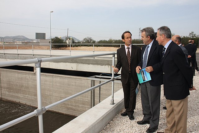 El consejero de Agricultura y Agua, Antonio Cerdá (c), el alcalde de Yecla, Juan Miguel Benedito (i) y el director general del Agua, Miguel Ángel Ródenas, tras la inauguración del tanque de tormentas de Yecla puesto en marcha con las últimas lluvias caídas en el municipio., Foto 1