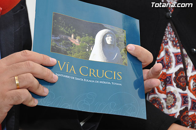 La Concejala de Turismo edita un folleto informativo para promocionar el Va Crucis del santuario de Santa Eulalia de Mrida - 7