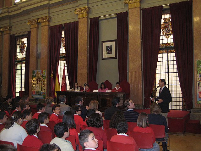 La calidad de vida, la educación y el juego, vistos en un Pleno por los escolares de primaria - 1, Foto 1