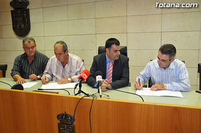 El Ayuntamiento firma sendos convenios con la ADS de Ovino y Caprino “Santa Eulalia” y la ADS de Porcino de El Paretón y Totana, Foto 1