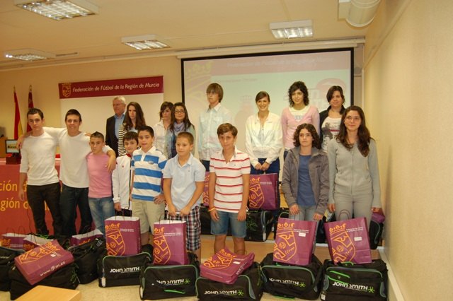 Eva Susarte y Gema López (3ª y 4ª, por la izquierda, en la fila de atrás), Foto 1