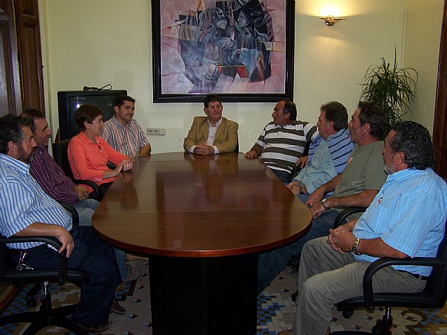 Foto de la reunión mantenida esta semana, en el consistorio aguileño, con el Primer Edil y otros miembros del Equipo de Gobierno y los representantes sindicales de COAG y ASAJA en Águilas, Foto 1