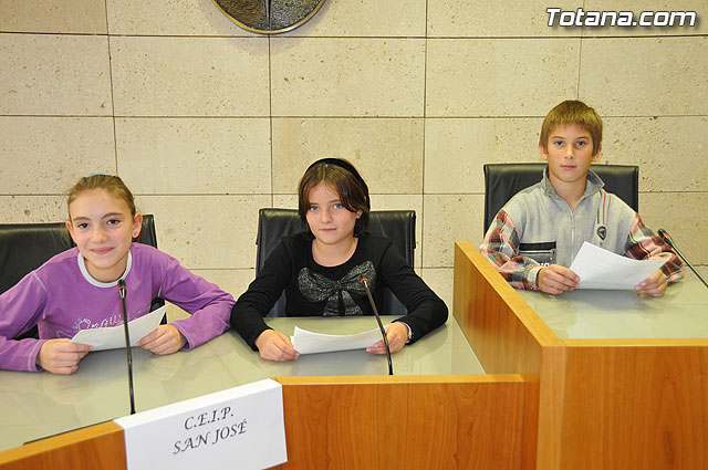 Alumnos de varios centros educativos de Totana alzan su voz y proclaman sus derechos en el saln de plenos del ayuntamiento - 3