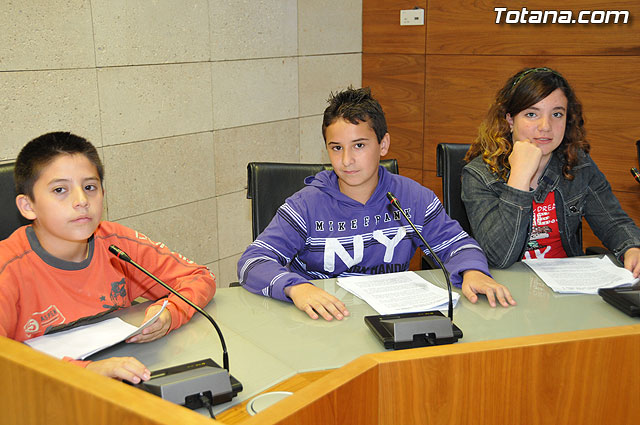 Alumnos de varios centros educativos de Totana alzan su voz y proclaman sus derechos en el saln de plenos del ayuntamiento - 5