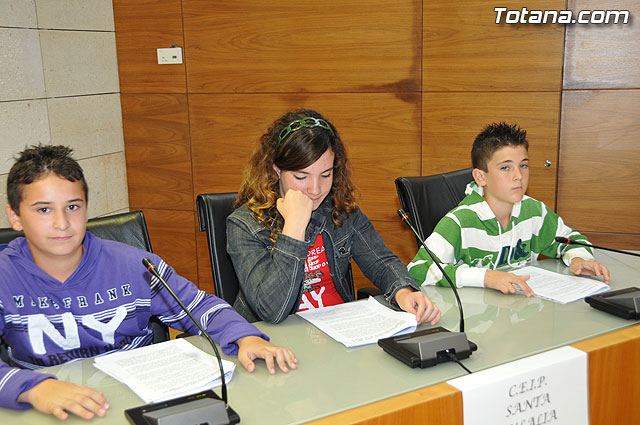 Alumnos de varios centros educativos de Totana alzan su voz y proclaman sus derechos en el saln de plenos del ayuntamiento - 6