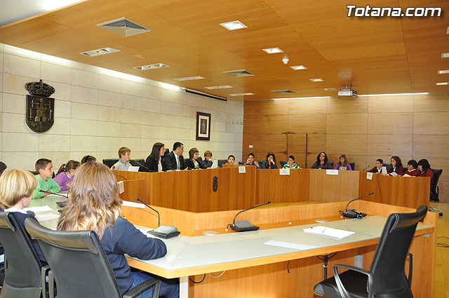 Alumnos de varios centros educativos de Totana alzan su voz y proclaman sus derechos en el saln de plenos del ayuntamiento - 10