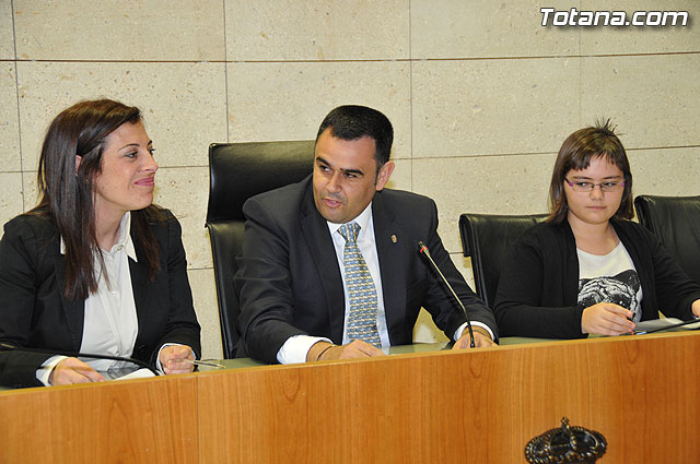 Alumnos de varios centros educativos de Totana alzan su voz y proclaman sus derechos en el saln de plenos del ayuntamiento - 9