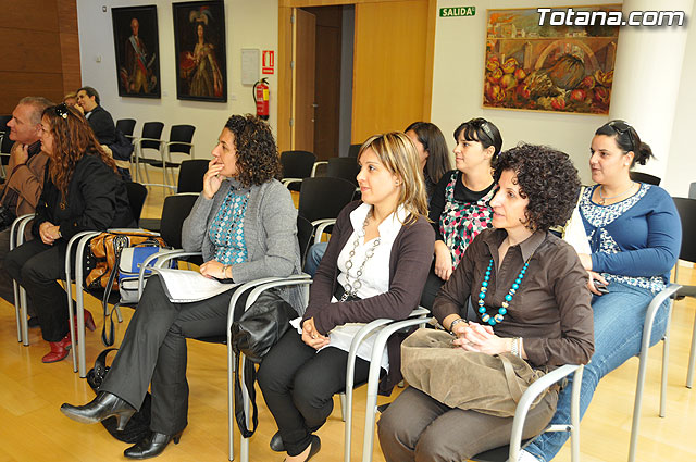 Alumnos de varios centros educativos de Totana alzan su voz y proclaman sus derechos en el saln de plenos del ayuntamiento - 11