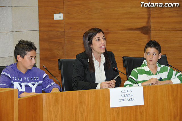 Alumnos de varios centros educativos de Totana alzan su voz y proclaman sus derechos en el saln de plenos del ayuntamiento - 14