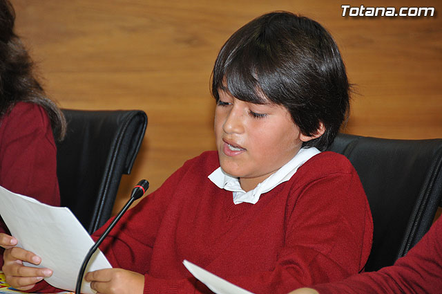 Alumnos de varios centros educativos de Totana alzan su voz y proclaman sus derechos en el saln de plenos del ayuntamiento - 16