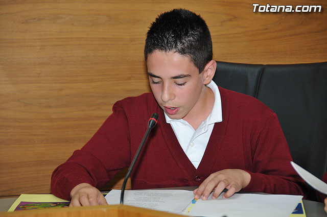 Alumnos de varios centros educativos de Totana alzan su voz y proclaman sus derechos en el saln de plenos del ayuntamiento - 18