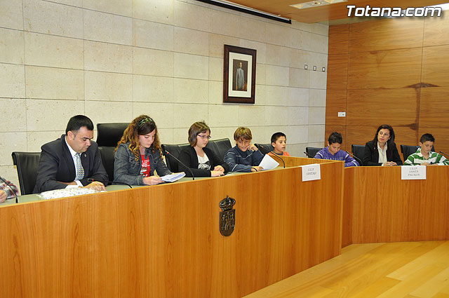 Alumnos de varios centros educativos de Totana alzan su voz y proclaman sus derechos en el saln de plenos del ayuntamiento - 22