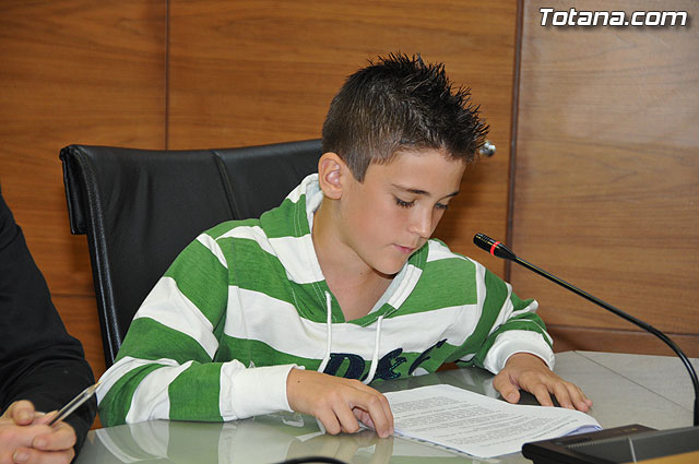 Alumnos de varios centros educativos de Totana alzan su voz y proclaman sus derechos en el saln de plenos del ayuntamiento - 23