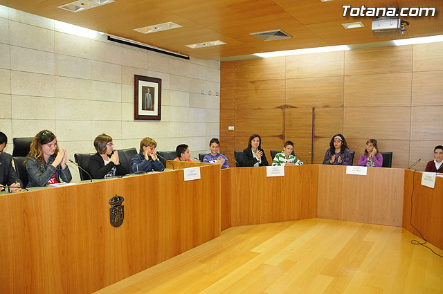 Alumnos de varios centros educativos de Totana alzan su voz y proclaman sus derechos en el saln de plenos del ayuntamiento - 24