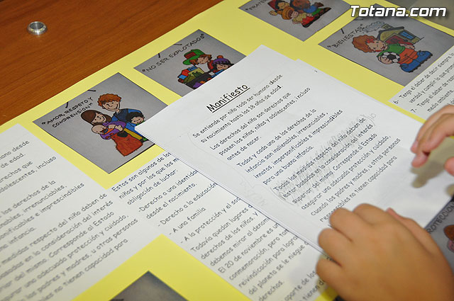 Alumnos de varios centros educativos de Totana alzan su voz y proclaman sus derechos en el saln de plenos del ayuntamiento - 26