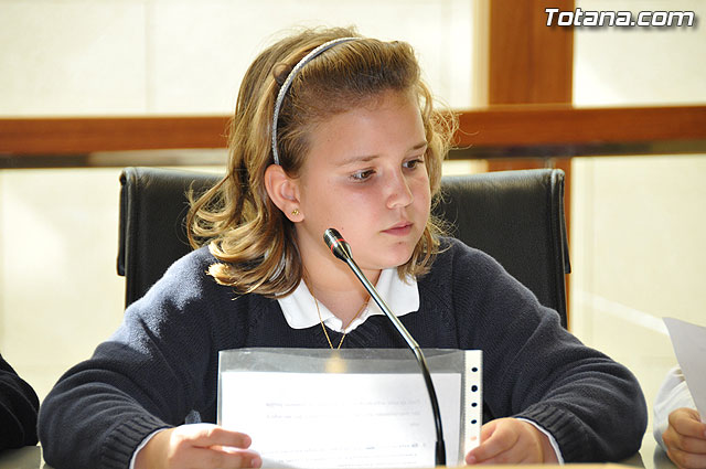 Alumnos de varios centros educativos de Totana alzan su voz y proclaman sus derechos en el saln de plenos del ayuntamiento - 28