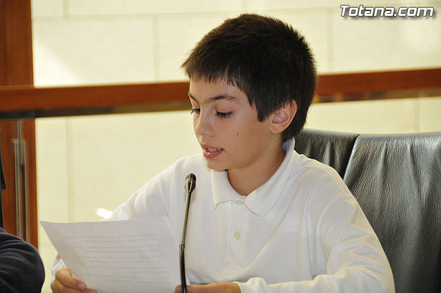 Alumnos de varios centros educativos de Totana alzan su voz y proclaman sus derechos en el saln de plenos del ayuntamiento - 29