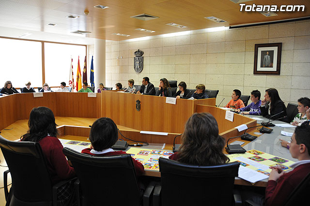 Alumnos de varios centros educativos de Totana alzan su voz y proclaman sus derechos en el saln de plenos del ayuntamiento - 32