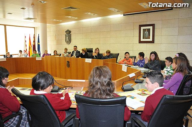 Alumnos de varios centros educativos de Totana alzan su voz y proclaman sus derechos en el saln de plenos del ayuntamiento - 40