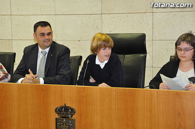 Alumnos de varios centros educativos de Totana alzan su voz y proclaman sus derechos en el saln de plenos del ayuntamiento - 33