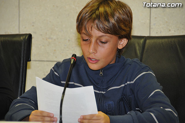 Alumnos de varios centros educativos de Totana alzan su voz y proclaman sus derechos en el saln de plenos del ayuntamiento - 34