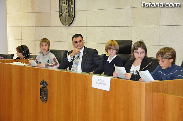 Alumnos de varios centros educativos de Totana alzan su voz y proclaman sus derechos en el saln de plenos del ayuntamiento - 35