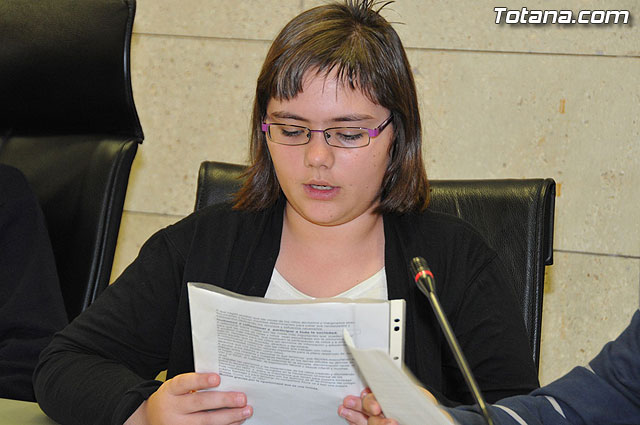 Alumnos de varios centros educativos de Totana alzan su voz y proclaman sus derechos en el saln de plenos del ayuntamiento - 36