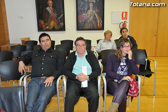 Alumnos de varios centros educativos de Totana alzan su voz y proclaman sus derechos en el saln de plenos del ayuntamiento - 37