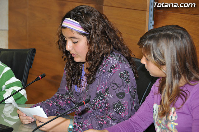 Alumnos de varios centros educativos de Totana alzan su voz y proclaman sus derechos en el saln de plenos del ayuntamiento - 38