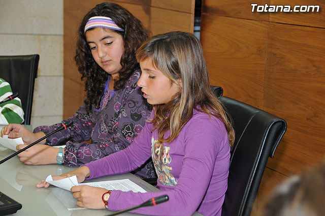 Alumnos de varios centros educativos de Totana alzan su voz y proclaman sus derechos en el saln de plenos del ayuntamiento - 39