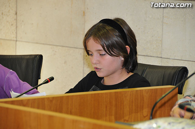 Alumnos de varios centros educativos de Totana alzan su voz y proclaman sus derechos en el saln de plenos del ayuntamiento - 41