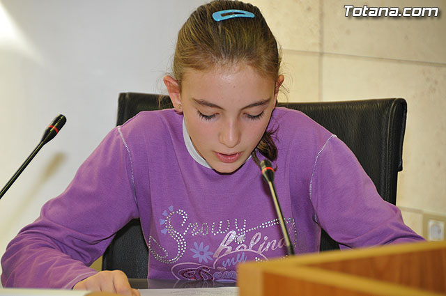 Alumnos de varios centros educativos de Totana alzan su voz y proclaman sus derechos en el saln de plenos del ayuntamiento - 43