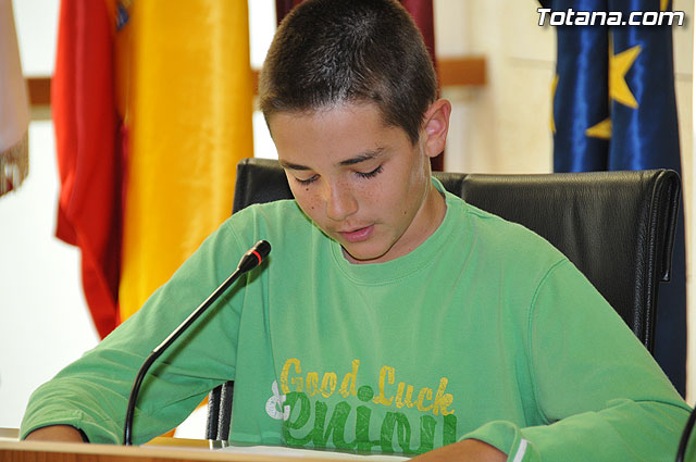 Alumnos de varios centros educativos de Totana alzan su voz y proclaman sus derechos en el saln de plenos del ayuntamiento - 44