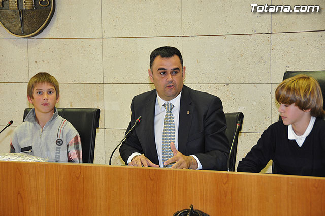 Alumnos de varios centros educativos de Totana alzan su voz y proclaman sus derechos en el saln de plenos del ayuntamiento - 45