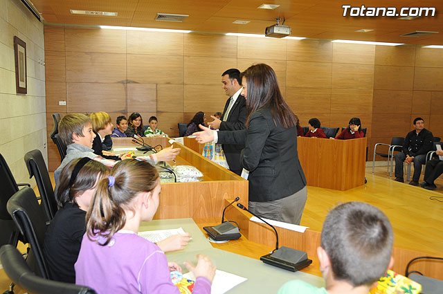 Alumnos de varios centros educativos de Totana alzan su voz y proclaman sus derechos en el saln de plenos del ayuntamiento - 49