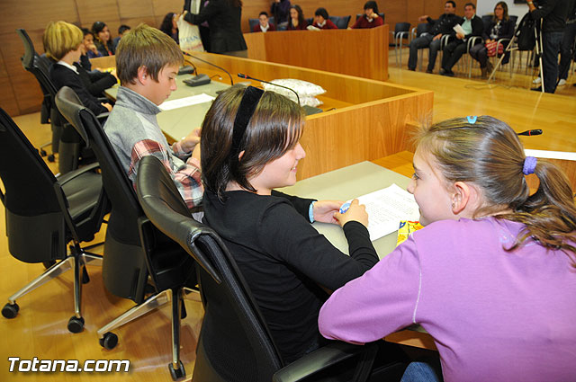 Alumnos de varios centros educativos de Totana alzan su voz y proclaman sus derechos en el saln de plenos del ayuntamiento - 51