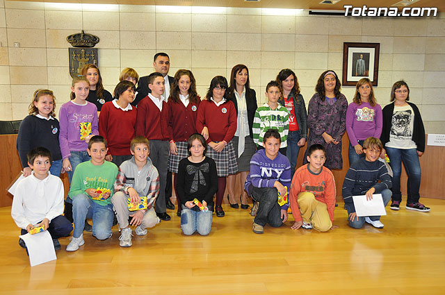 Alumnos de varios centros educativos de Totana alzan su voz y proclaman sus derechos en el saln de plenos del ayuntamiento - 53
