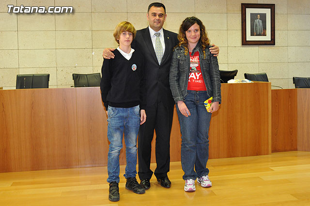 Alumnos de varios centros educativos de Totana alzan su voz y proclaman sus derechos en el saln de plenos del ayuntamiento - 55