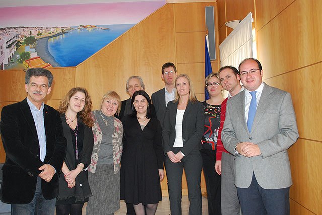 Fotografía de archivo: El Alcalde junto a representantes de la UE, como Suecia, Grecia y el Reino Unido, planificaron el proyecto Daphne III que lucha contra la violencia de género a través de políticas de igualdad y la eliminación de la violencia contra las mujeres en el ámbito rural, Foto 1
