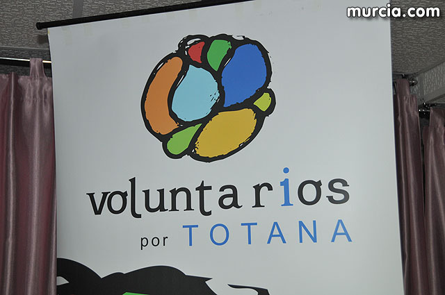 El alcalde entrega el carn de voluntario de honor de Totana al consejero de Poltica Social, Mujer e Inmigracin, Joaqun Bascuñana - 1