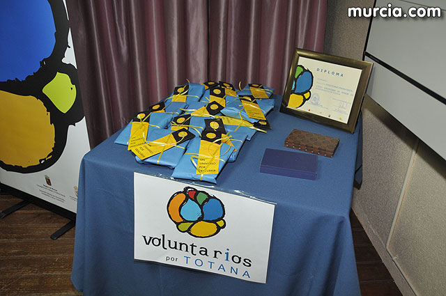 El alcalde entrega el carn de voluntario de honor de Totana al consejero de Poltica Social, Mujer e Inmigracin, Joaqun Bascuñana - 2