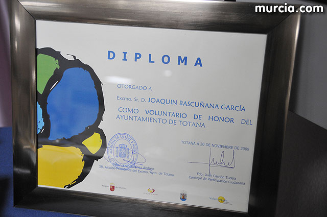 El alcalde entrega el carn de voluntario de honor de Totana al consejero de Poltica Social, Mujer e Inmigracin, Joaqun Bascuñana - 3