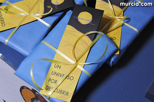 El alcalde entrega el carn de voluntario de honor de Totana al consejero de Poltica Social, Mujer e Inmigracin, Joaqun Bascuñana - 4