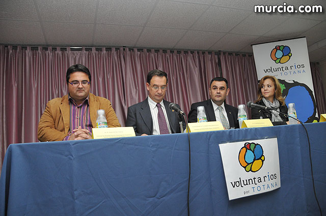 El alcalde entrega el carn de voluntario de honor de Totana al consejero de Poltica Social, Mujer e Inmigracin, Joaqun Bascuñana - 9