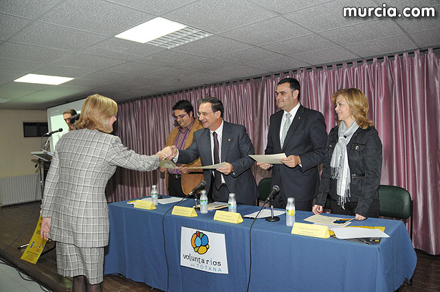 El alcalde entrega el carn de voluntario de honor de Totana al consejero de Poltica Social, Mujer e Inmigracin, Joaqun Bascuñana - 14
