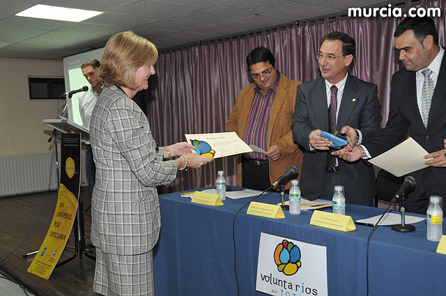 El alcalde entrega el carn de voluntario de honor de Totana al consejero de Poltica Social, Mujer e Inmigracin, Joaqun Bascuñana - 15