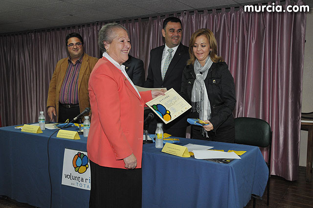 El alcalde entrega el carn de voluntario de honor de Totana al consejero de Poltica Social, Mujer e Inmigracin, Joaqun Bascuñana - 16