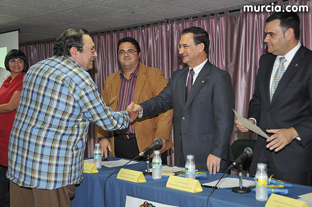 El alcalde entrega el carn de voluntario de honor de Totana al consejero de Poltica Social, Mujer e Inmigracin, Joaqun Bascuñana - 19